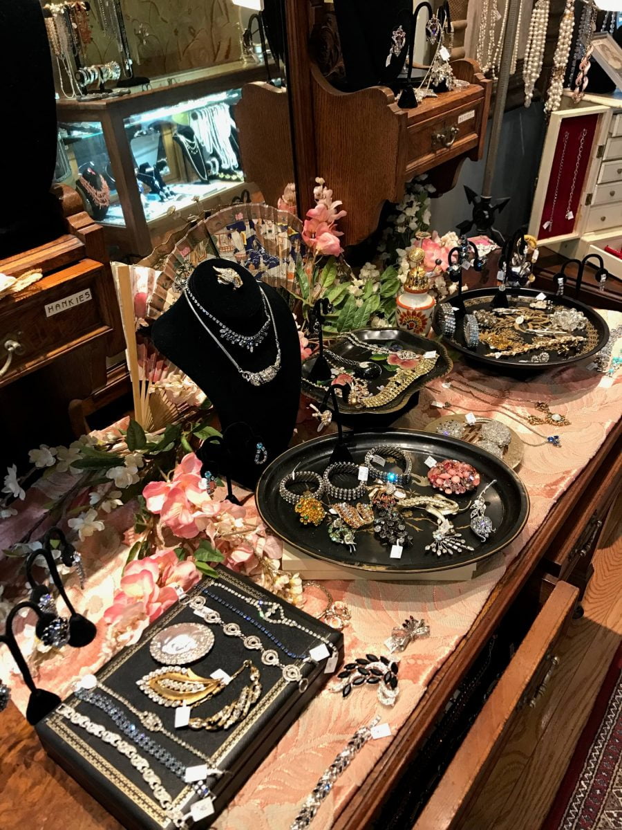 Ladies Pippin Vintage Jewelry Fashion Counter Details